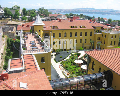 ISTANBUL, Turchia. Una vista in elevazione del Four Seasons Hotel nel quartiere di Sultanahmet, con il Bosforo dietro. 2011. Foto Stock