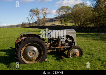 Trattore Ferguson vecchio grigio disutilizzato in azienda agricola, vicino a Ingleton, Yorkshire, Dales Landscape, Regno Unito Foto Stock