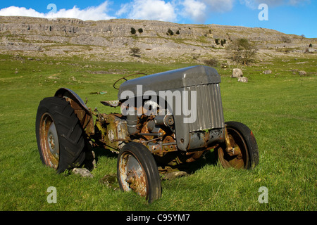 Trattore Ferguson vecchio grigio disutilizzato in azienda agricola, vicino a Ingleton, Yorkshire, Dales Landscape, Regno Unito Foto Stock