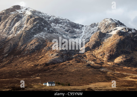 La Scozia, Highland Regione, Glen Coe, Buachaille Etive Mor e Cottage Foto Stock