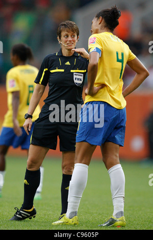 L'arbitro Kari Seitz fa un punto al capitano della squadra brasiliana Aline durante una partita del gruppo D della Coppa del mondo femminile contro la Norvegia all'Arena Im Allerpark il 3 luglio 2011 a Wolfsburg, in Germania. Solo per uso editoriale. Uso commerciale vietato. Foto Stock