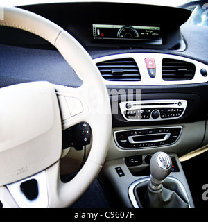 Uomo alla guida di un'auto. Vista interna. Foto Stock