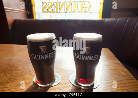 Repubblica di Irlanda, due pinte di Guinness Foto Stock