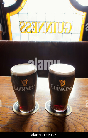 Repubblica di Irlanda, due pinte di Guinness Foto Stock