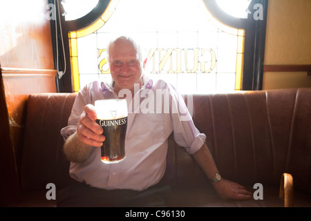 Repubblica di Irlanda, uomo anziano bere Guinness Foto Stock