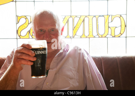 Repubblica di Irlanda, uomo anziano bere Guinness Foto Stock