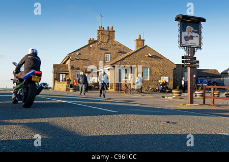 Il pub Cat and Fiddle a Cheshire tra Buxton e Macclesfield.The Inn è la seconda casa pubblica più alta in Inghilterra. Foto Stock