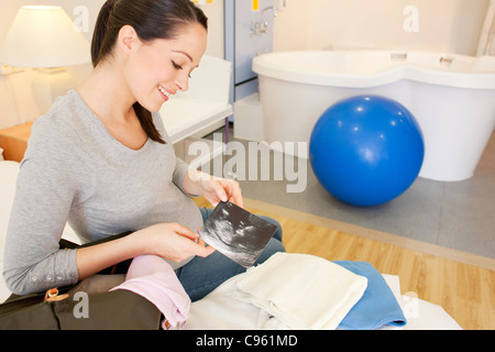 Centro del parto. Donna incinta disimballaggio nella sua stanza in un centro del parto. Foto Stock