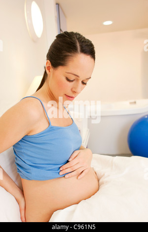 Centro del parto. Donna incinta in una camera presso un centro di nascita. Foto Stock