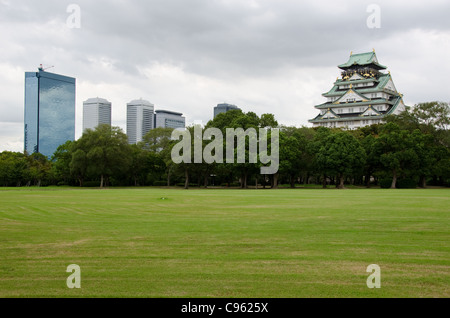 Il castello di Osaka. Uno dei laccati. castelli più famosi accanto a moderni grattacieli Foto Stock