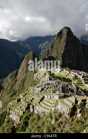 Machu Picchu, famose rovine Inca e il più noto sito turistico nelle montagne delle Ande, Perù. Foto Stock