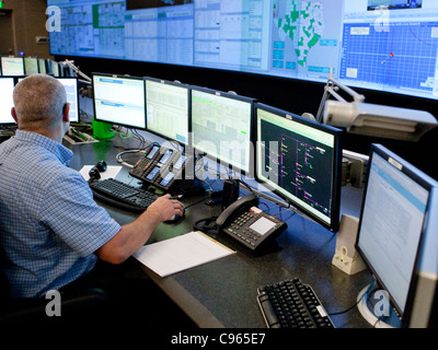 I lavoratori all'interno della command center del Consiglio per l'affidabilità elettrica del Texas (ERCOT) che gestisce il flusso di potenza elettrica per m Foto Stock