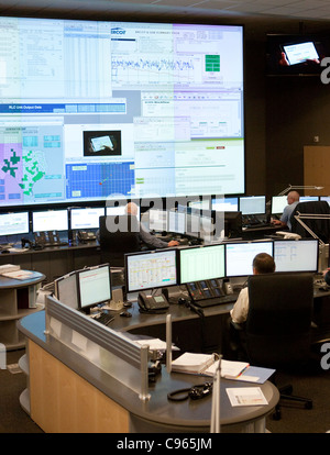 I lavoratori all'interno della command center del Consiglio per l'affidabilità elettrica del Texas (ERCOT) che gestisce il flusso di potenza elettrica per m Foto Stock