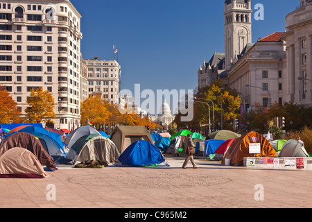 WASHINGTON DC, Stati Uniti d'America - occupare Washington protesta camp a libertà Plaza e U.S. Capitol cupola in distanza. Foto Stock