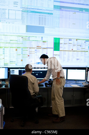 I lavoratori all'interno della command center del Consiglio per l'affidabilità elettrica del Texas (ERCOT) che gestisce il flusso di potenza elettrica per m Foto Stock