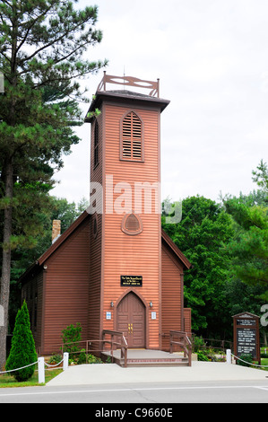 La piccola chiesa marrone nella valle valle Nashua Iowa una famosa attrazione turistica Foto Stock