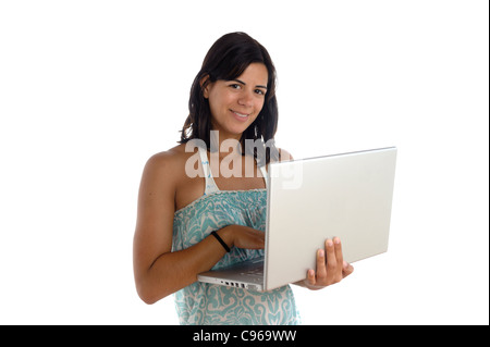 Felice giovane donna holding e utilizzando il computer portatile su sfondo bianco Foto Stock