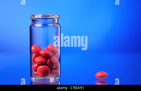 Laboratorio di Scienze sicuro di ricerca di nuovi farmaci pillole di rosso Foto Stock