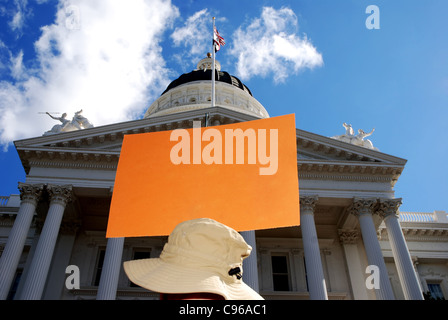 Protester Holding firmano con copyspace presso lo State Capitol Building Foto Stock