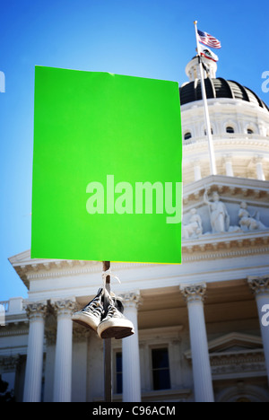 Protester Holding firmano con copyspace presso lo State Capitol Building Foto Stock