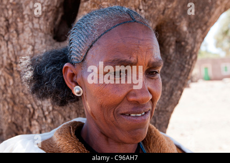 Ritratto di una donna locale presso il villaggio di Mingulat nei pressi di Adigrat sul confine eritreo nel Tigray, l'Etiopia settentrionale, Africa. Foto Stock