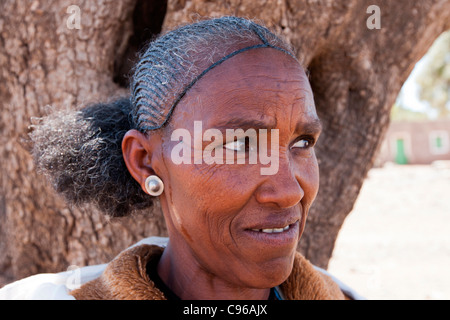 Ritratto di una donna locale presso il villaggio di Mingulat nei pressi di Adigrat sul confine eritreo nel Tigray, l'Etiopia settentrionale, Africa. Foto Stock