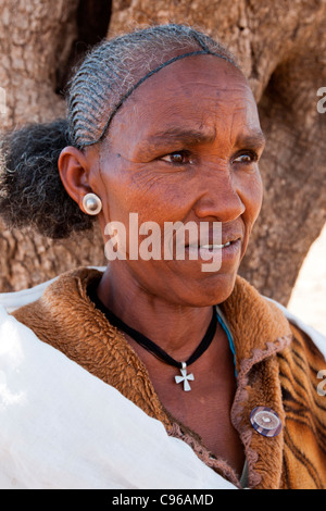 Ritratto di una donna locale presso il villaggio di Mingulat nei pressi di Adigrat sul confine eritreo nel Tigray, l'Etiopia settentrionale, Africa. Foto Stock