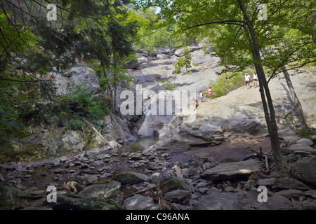 Parco i visitatori la scalata verso il basso la parete di roccia del Cunningham Falls (durante il flusso basso a causa della siccità), Cunningham Falls State Park, Maryland. Foto Stock