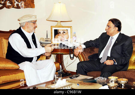 Presidente Asif Ali Zardari di scambi di opinioni con MNA Munir Khan Orakzai Foto Stock