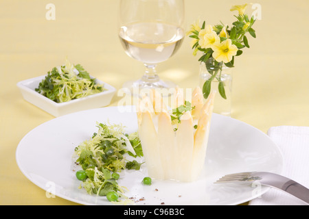 Gli asparagi di Chartreuse con insalata di erbe e salsa di cerfoglio Foto Stock