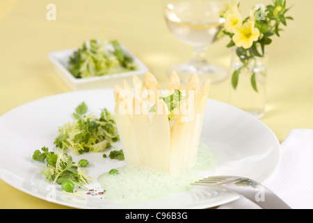 Gli asparagi di Chartreuse con insalata di erbe e salsa di cerfoglio Foto Stock