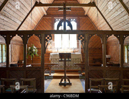 Con il tetto di paglia in legno chiesa di Santa Maria Vergine e San Nicola a Sandy Lane, Wiltshire (interno) Foto Stock