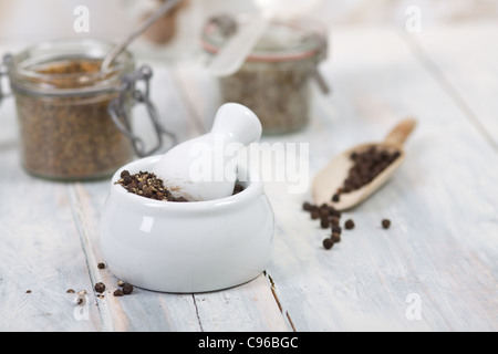 Pepe macinato in un mortaio Foto Stock