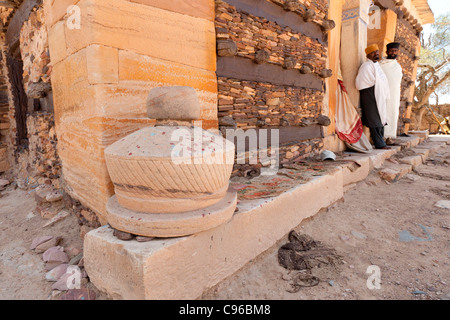 Il decimo secolo Abuna Aregawi chiesa alla cima della montagna monastero Debre Damo sul confine eritreo nel Tigray, Etiopia. Foto Stock