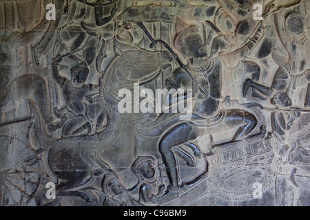 Scene della battaglia di Lanka e la battaglia di Kurukshetra nella parete nord-ovest in Ankor Wat. Foto Stock