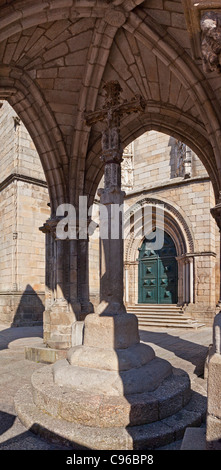 Salado monumento Padrão (fare Salado) in Oliveira Square. Patrimonio mondiale. Guimaraes, Portogallo. Foto Stock