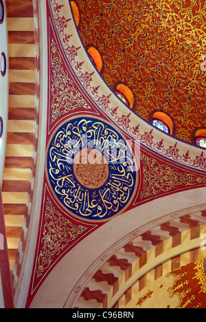 Soffitto ornato di Muhammad Al-Amine moschea, Downtown, Beirut, Libano. Foto Stock