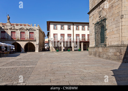 Nossa Senhora da Oliveira chiesa in Oliveira Square. Patrimonio mondiale. Guimaraes, Portogallo. Foto Stock