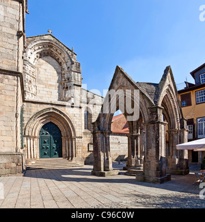 Salado monumento Padrão (fare Salado) e di Nossa Senhora da Oliveira chiesa in Oliveira Square. Patrimonio mondiale. Guimaraes, Portogallo. Foto Stock