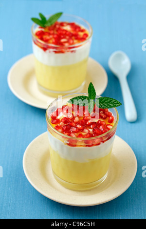 Crema pasticcera con yogurt e melograni. Ricetta disponibile. Foto Stock