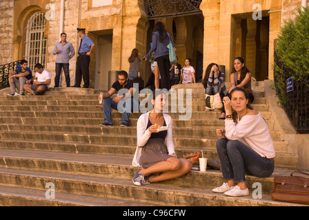 Studenti del campus dell'Università americana di Beirut (AUB), Ras Beirut, Libano. Foto Stock