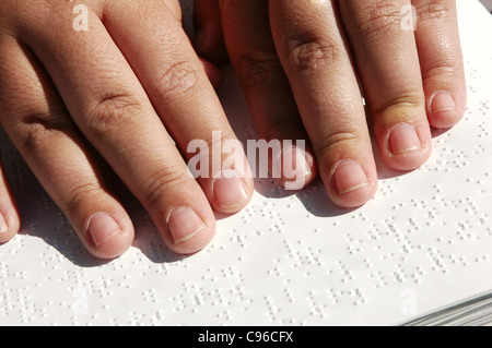 Persona cieca leggendo la Bibbia scritta in Braille Foto Stock