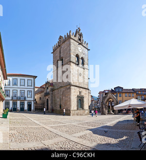 Nossa Senhora da Oliveira Chiesa e Salado monumento Padrão (fare Salado) in Oliveira Square. Patrimonio mondiale. Guimaraes, Portogallo. Foto Stock