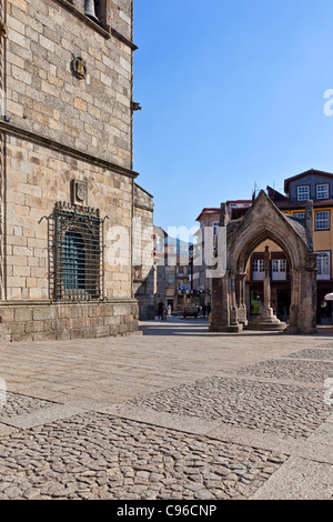 Nossa Senhora da Oliveira Chiesa e Salado monumento Padrão (fare Salado) in Oliveira Square. Patrimonio mondiale. Guimaraes, Portogallo. Foto Stock