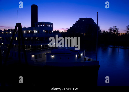 Delta King sul fiume Sacramento di notte Foto Stock