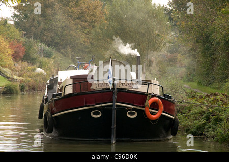 Una chiatta olandese sul Kennet & Avon Canal al miele Street vicino a Alton Barnes, Wiltshire Foto Stock