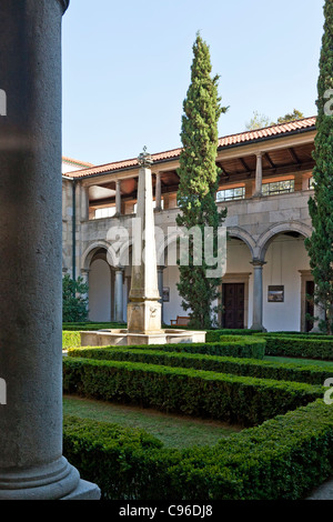 Guimaraes Municipio nella ex Santa Clara convento edificio. Guimaraes, Portogallo. Incluso nel Patrimonio Mondiale dell Unesco area. Foto Stock