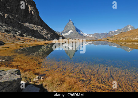 Il Cervino è riflessa nel lago Riffelsee al di sopra di Zermatt. Gornegrat ferrovia di montagna offre un facile accesso a questo punto di vista Foto Stock