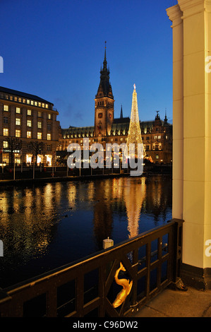 Alsterfleet canal, Alsterarkaden portici, Rathausmarkt Town Hall Square, Municipio con il mercatino di Natale di Amburgo Foto Stock