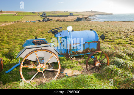 Un vecchio trattore ricostruito sulla isola di flotta nelle Isole Orkney, Scotland, Regno Unito. Foto Stock